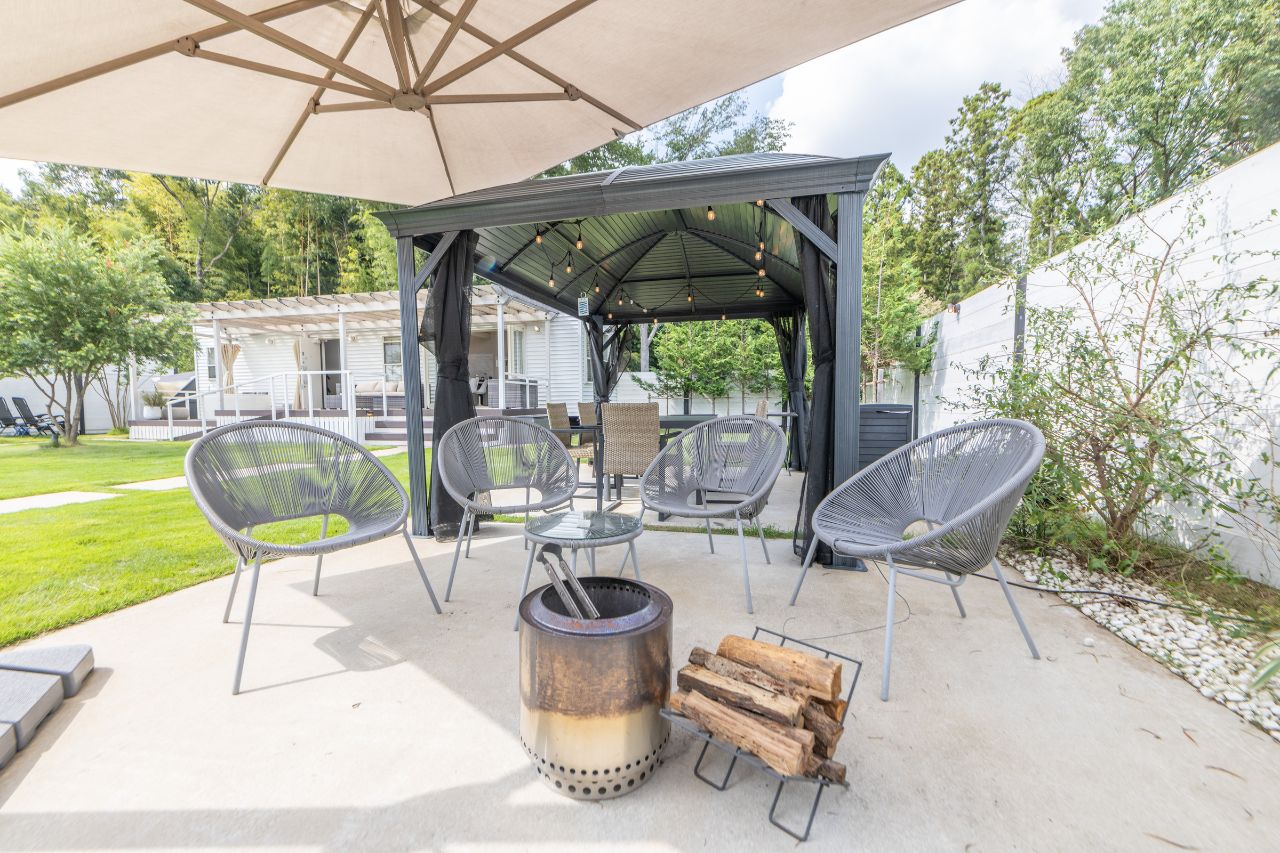 焚き火も楽しめるアウトドアリビング