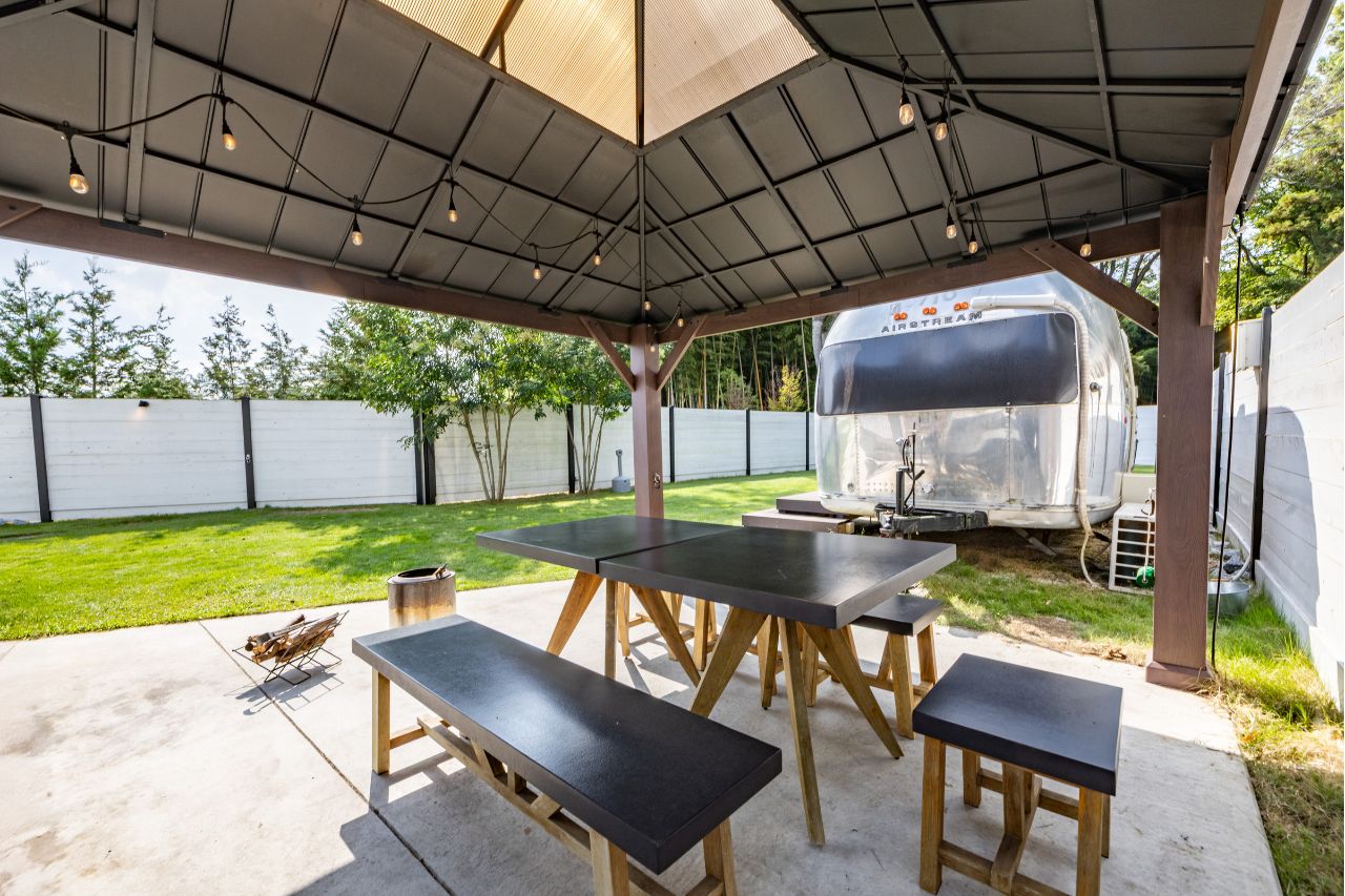 焚き火も楽しめるアウトドアリビング