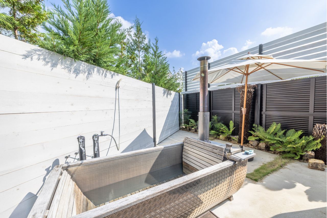 グランピングサイト内の本格的な薪風呂