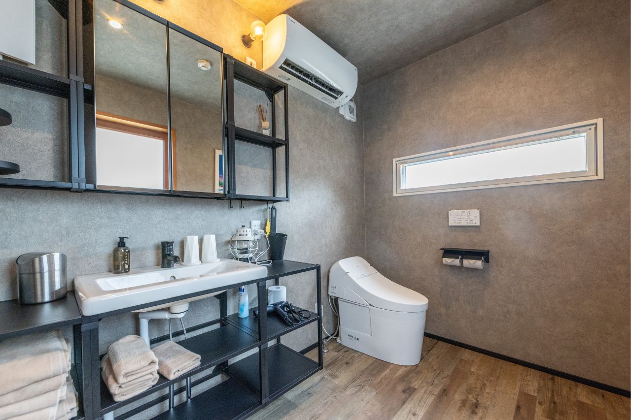 グランピングサイト内のシャワー・トイレルーム