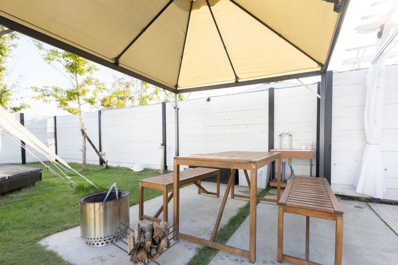 グランピングサイト ロータスベルテント内アウトドアリビング