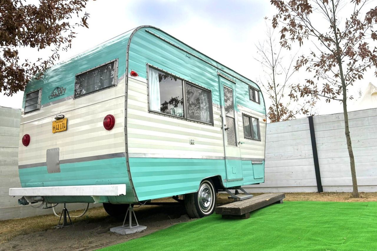 グランピング施設のアラジントレーラー区画