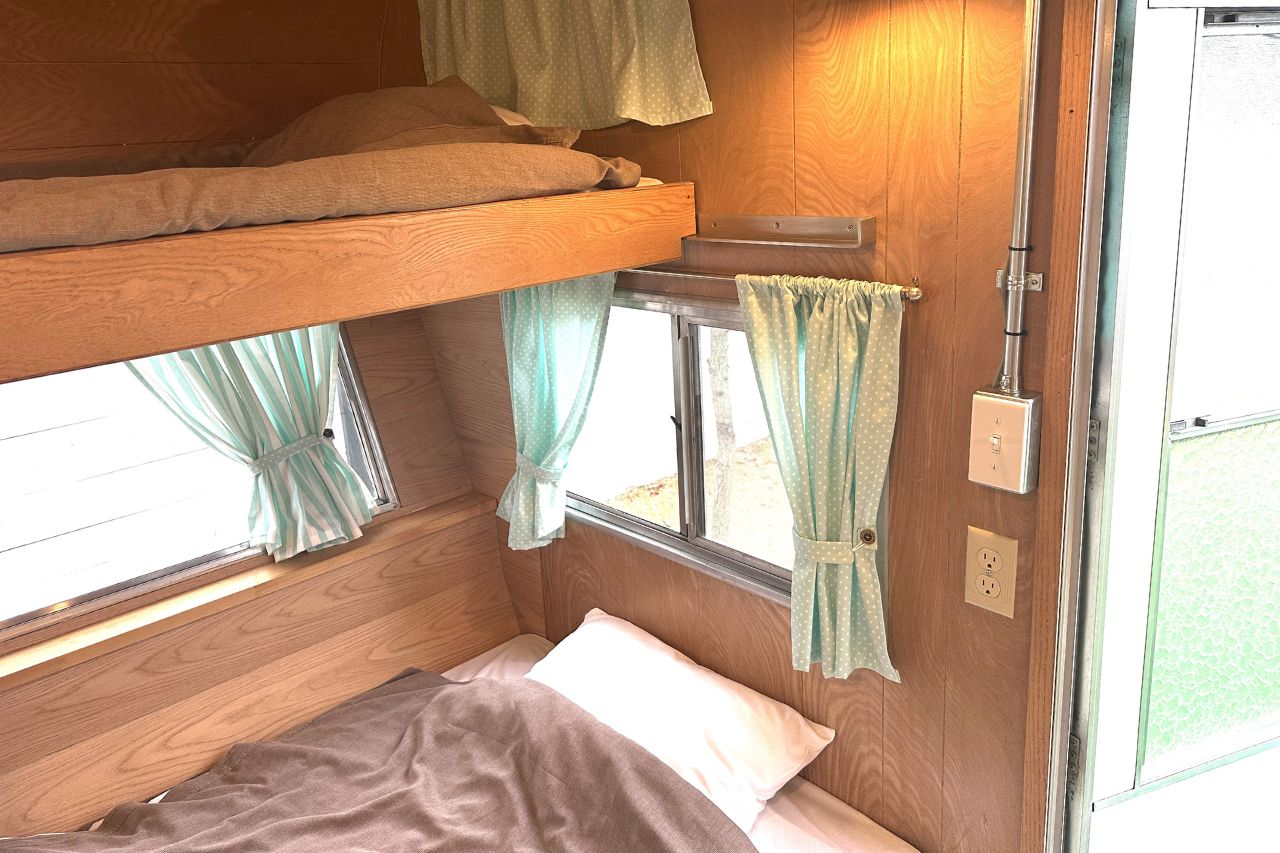 アラジントレーラー室内