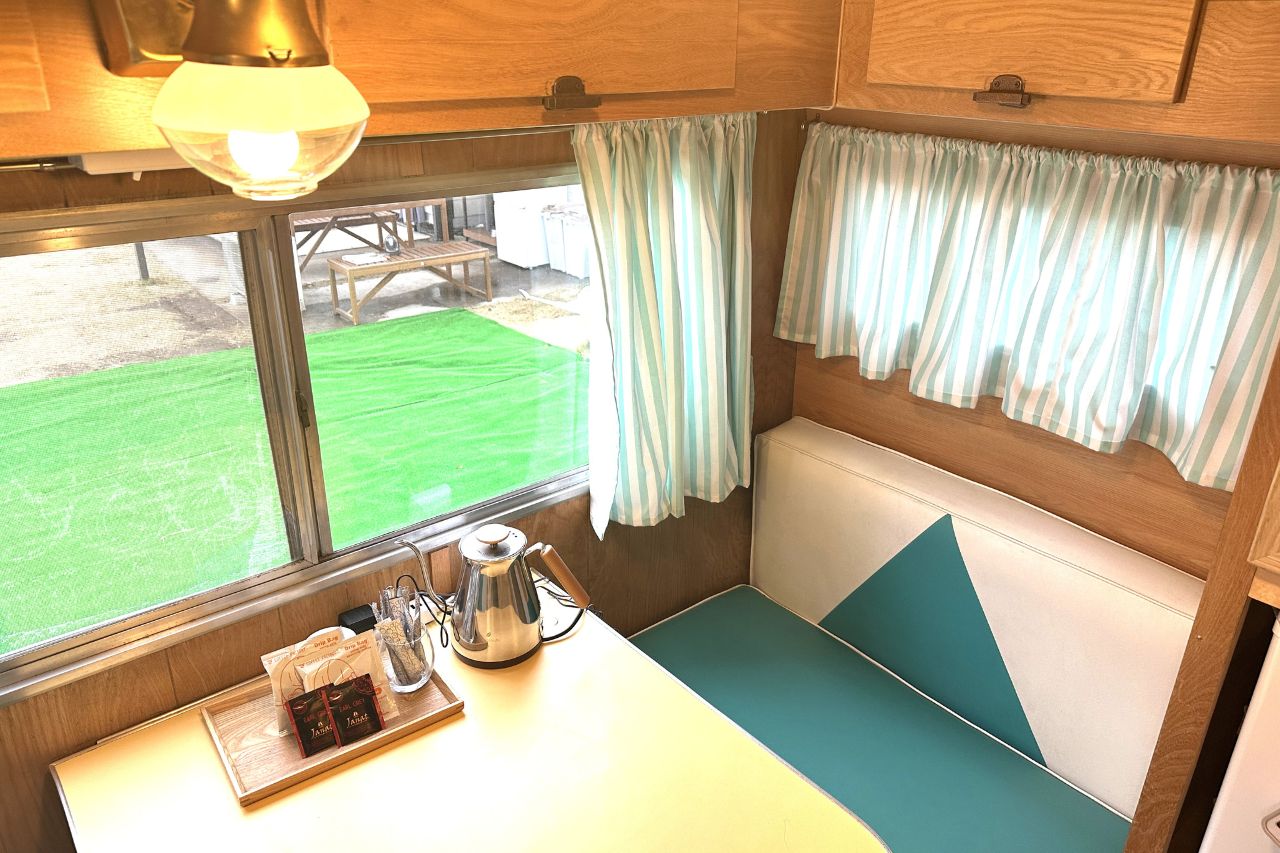 アラジントレーラー 室内